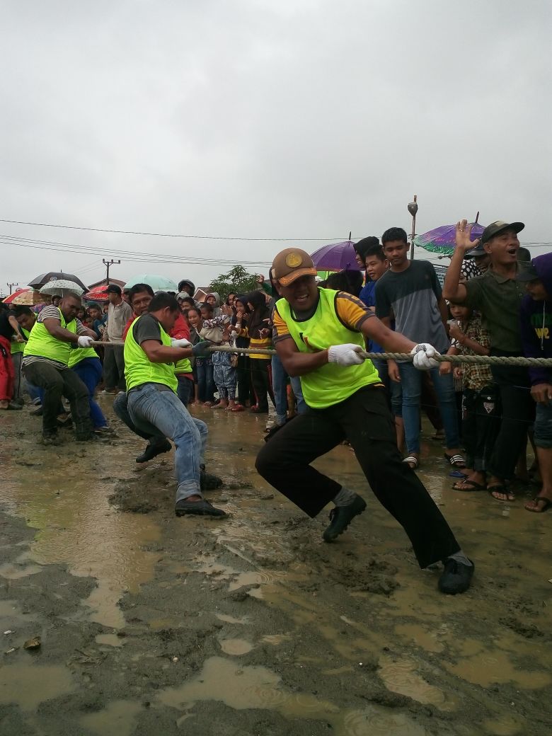 KAPOLRES_SIMEULUE_BERSAMA_MASYARAKAT_DESA_SUAK_BULUH_BAHU_MEMBAHU_DALAM_PERLOMBAAN_TARIK_TAMBANG_HUT_KEMERDEKAAN_RI_KE_71[1]
