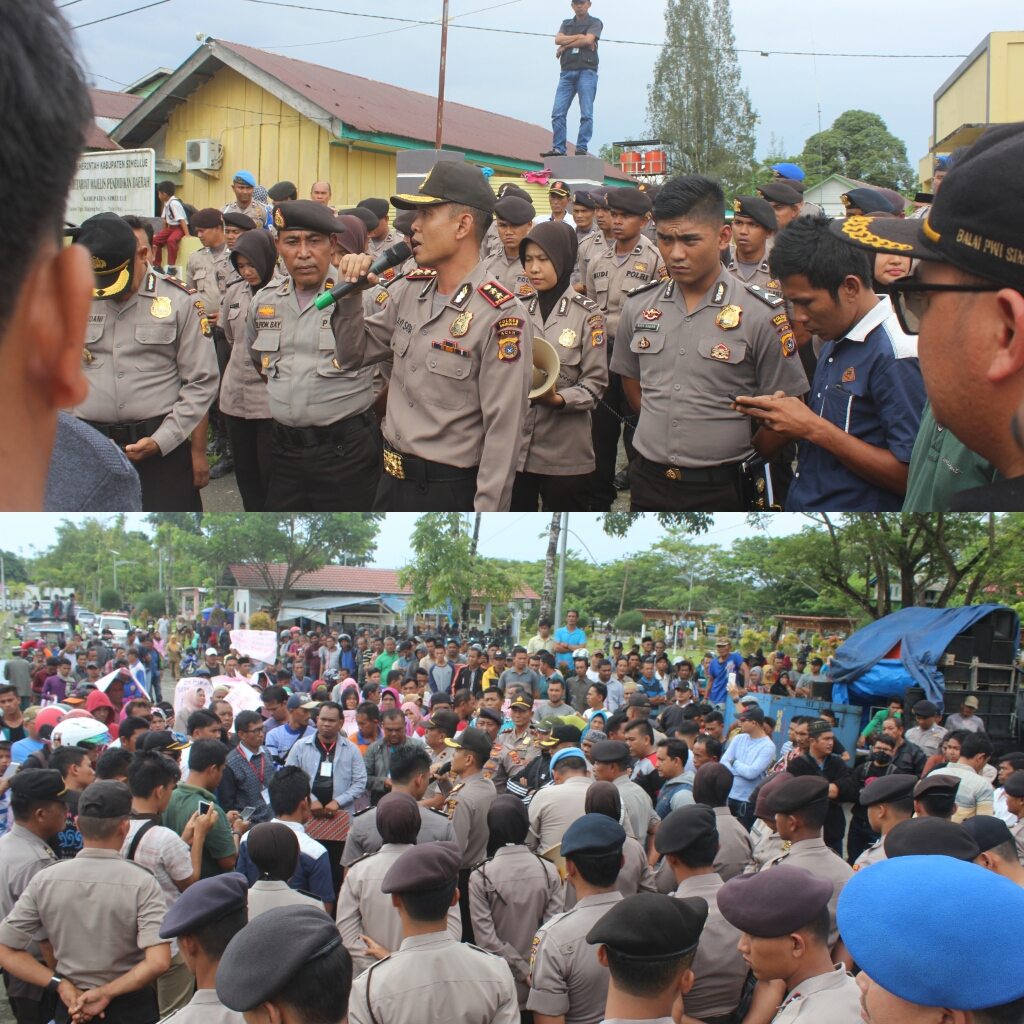 Pada Saat Kapolres Simeulue AKBP Ayi Satria Yuddha S.I.K, M. Si Menegosiasikan Dengan Para Pengunjuk Rasa ( GM2PS ) Di Depan Gedung DPRK Simeulue.