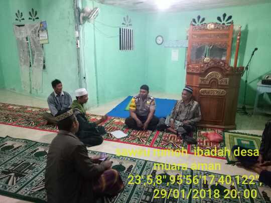 Usai Shalat Magrib Berjamaah Bhabinkamtibmas Polsek Teluk Dalam Sampaikan Pesan pesan Kamtibmas Kepada warganya.