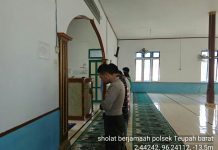 Anggota Polsek Salur Shalat Dzuhur Berjamaah Bersama Warga