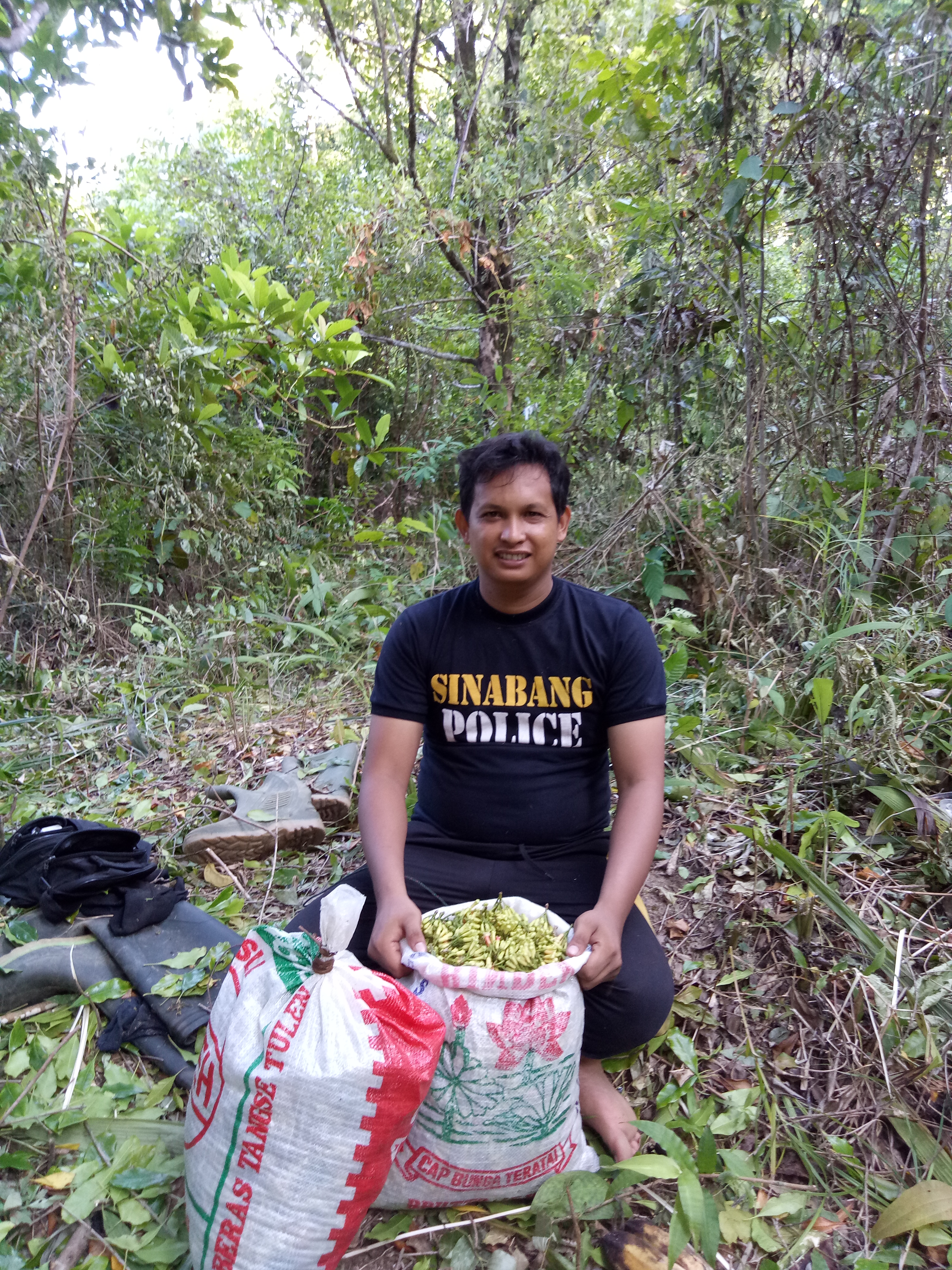 Briptu Ryan Andrian Anggota Polres Simeulue saat memperlihatkan hasil panen cengkeh yang didapatnya.