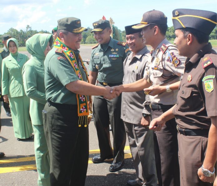 Pada Saat Kapolres Simeulue AKBP Ayi Satria S.I.K., M.Si bersama Unsur Muspida Menyambut Pangdam Iskandar Muda