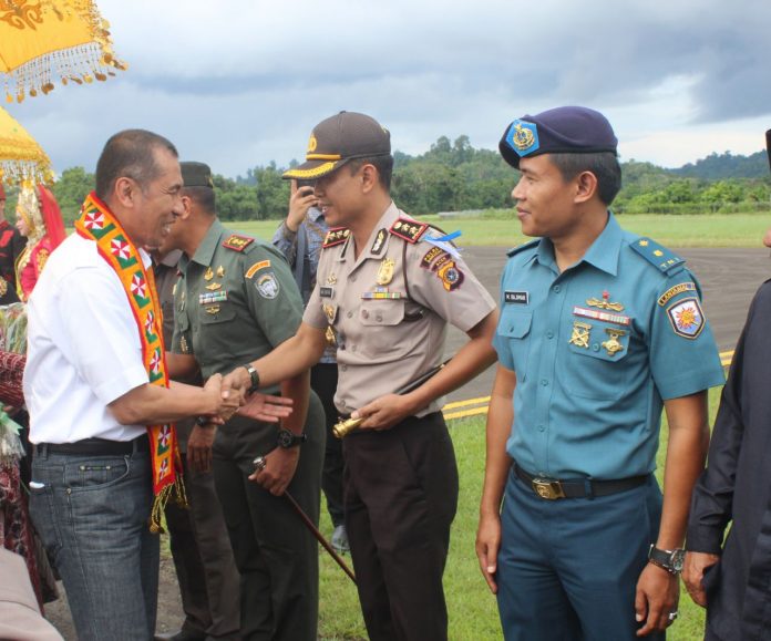 Pada Saat Kapolres Simeulue Bersama Unsur Muspida Kabupaten Simeulue Sambut Kedatangan Kajati aceh Di Bandara Lasikin
