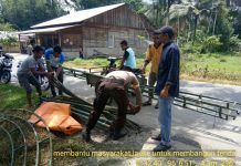 Tunjukan Kepedulian Bhabinkamtibmas Polsek Simeulue tengah, Melayat Kerumah Duka Yang Meninggal Dunia