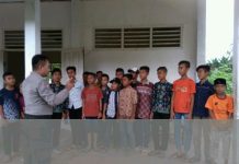 Begini Cara Kanit Sabhara Polsek Tepsel, Polres Simeulue Dekatkan Dengan Anak – Anak Desa
