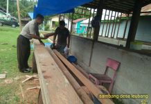 Bhabinkamtibmas Polsek Teupah Barat , Polres Simeulue Sambangi Tukang Kayu Sampaikan Pesan Kamtibmas