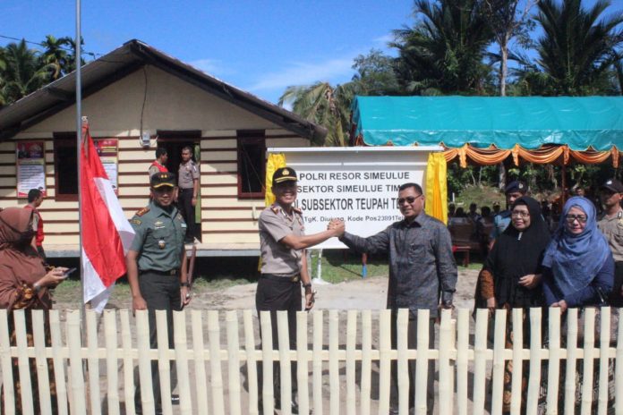 Kapolres Simeulue AKBP Ayi Satria . S.I.K., M.Si Bersama Bupati Simeulue Erly Hasim . Sag, M.Ikom Salam Komando Usai Peresmian Polsubsektor Dan Di Dampingi Seluruh Unsur Forkopimda Simeulue
