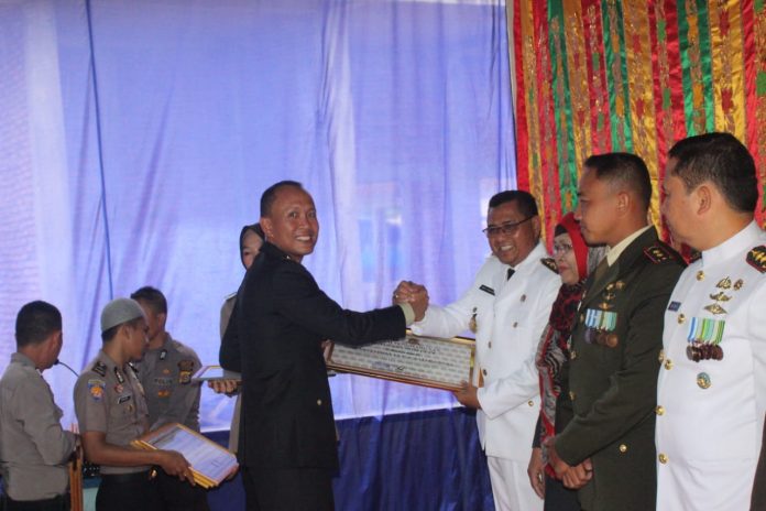 Pada Saat Kapolres Simeulue AKBP Ayi Satria S.I.K., M.Si Memberikan Penghargaan Kepada Bupati Simeulue Dan Muspida Plus, Media Pers.