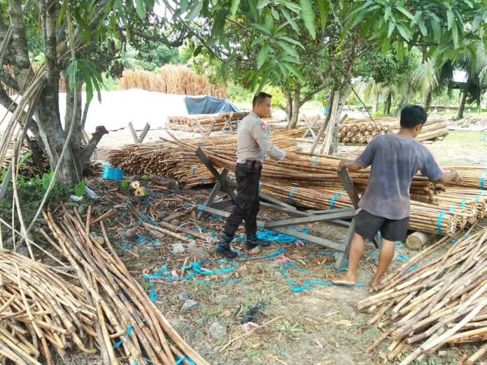 Pada Saat Menyambangi Pengrajin Rotan, Bhabinkamtibmas Polsek Simtim Polres Simeulue Bripka Asnar sampaikan pesan kamtibmas.
