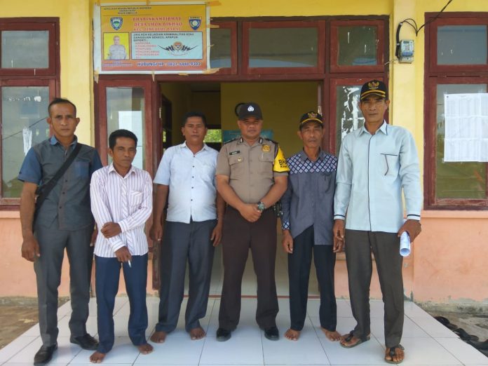 Pada Saat Bhabinkamtibmas Polsek Simeulue Barat Brigadir Azhari Menyambangi Perangkat Desa Lhok Bikhao dan Menyampaikan Pesan Kamtibmas
