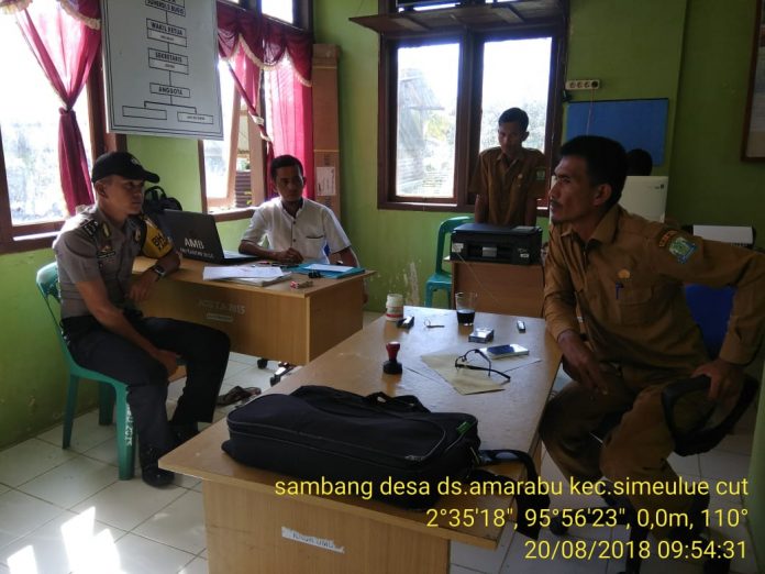 Bhabinkamtibmas Desa Amarabu Polsek Simeulue Tengah Bripda Rahmad Rezeki Menyambangi Perangkat Desa Binaannya Serta Menanyakan Situasi Kamtibmas Di Desa Amarabu.