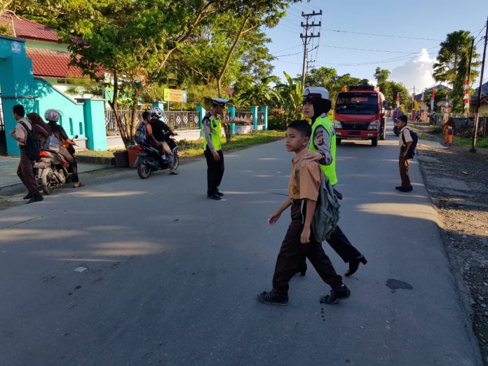 Personel Sat Lantas Polres Simeulue Pada Saat Melaksanakan Strong Point Pagi Hari