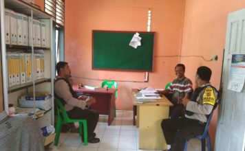 Kanit Binmas bersama Bhabinkamtibmas Polsek Tepsel Sambang Kantor Desa Berikan Himbauan Kamtibmas
