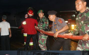 Kota Sinabang di Lahap Si Jago Merah, Personil Polres Simeulue Turun Bantu Padam Api
