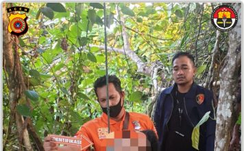 Seorang Pria ditemukan tergantung diatas Pohon, diduga Bunuh diri. Unit identifikasi kelokasi olah TKP