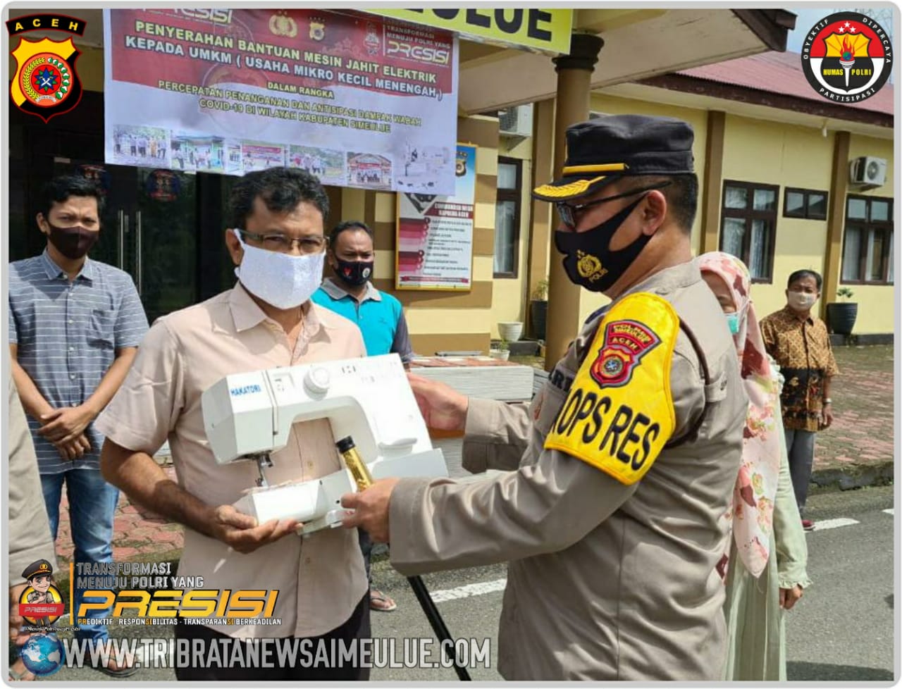 Kapolres Simeulue menyerahkan Bantuan Mesin Jahit 