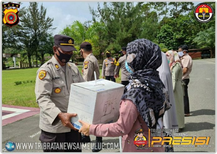 Kapolres Simeulue menyerahkan Bantuan Mesin Jahit 