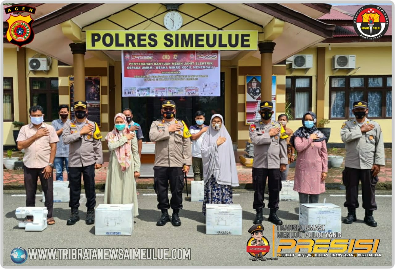 Kapolres Simeulue menyerahkan Bantuan Mesin Jahit 