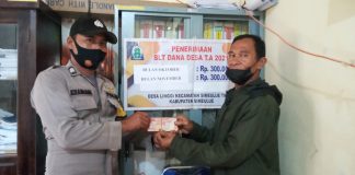 Serahkan bantuan BLT.