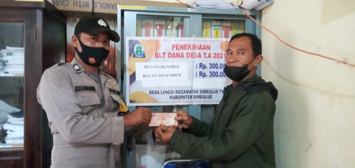 Serahkan bantuan BLT.