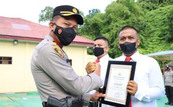 KAPOLRES SIMEULUE MEMBERIKAN PENGHARGAAN KEPADA 6 ANGGOTA BERPRESTASI UNGKAP KASUS PEMBUNUHAN DI KABUPATEN SIMEULUE