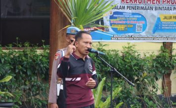 KAPOLRES SIMEULUE SAMPAIKAN ARAHAN KAPOLRI DAN KAPOLDA ACEH KEPADA ANGGOTA SAAT PIMPIN APEL