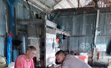 *Bhabinkamtibmas di Simeulue Bantu Warga Yang Baru Pulang Melaut*