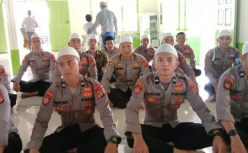 PERSONEL POLRES SIMEULUE PELAKSANAAN SHOLAT JUM,AT DI MESJID NURUL IKHSAN DESA SUAK BULUH KEC. SIMEULU TIMUR KAB SIMEULUE
