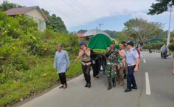 Kepedulian Polisi dan TNI Simeulue Kompak Gotong Keranda Jenazah