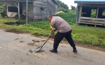 Bhabinkamtibmas Polsek Simeulue Tengah Membersihkan Jalan Dari Kotoran Hewan