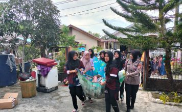 TNI / POLRI DAN PEMADAM KEBAKARAN PADAMKAN KOBARAN API YANG MEMBAKAR TIGA UNIT RUMAH