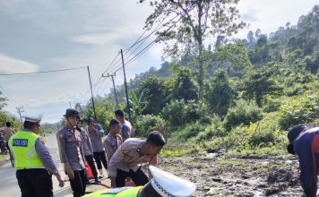 SAT LANTAS POLRES SIMEULUE BERSIHKAN BADAN JALAN DARI LUMPUR