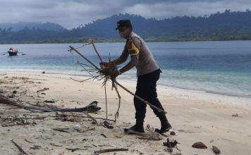 BHABINKAMTIBMAS POLSEK TELUK DALAM MEMBERSIHKAN SAMPAH DIPANTAI PULAU PINANG