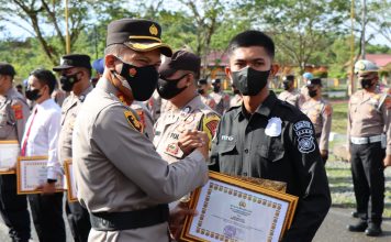 KAPOLRES SIMEULUE MEMBERIKAN PENGHARGAAN KEPADA PEMERHATI PENYU