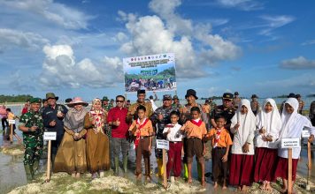 KAPOLRES SIMEULUE HADIRI PUNCAK PENANAMAN MANGROVE NASIONAL SECARA SERENTAK