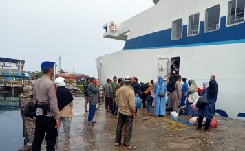 Sat Pol Airud Polres Simeulue Mengamankan Kedatangan Kapal Feri di Pelabuhan Simpang Lima Sinabang
