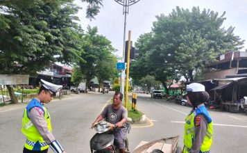 Personel Sat Lantas Polres Simeulue Gencar Patroli dan Tegur Pengendara Roda 2 di Desa Air Dingin