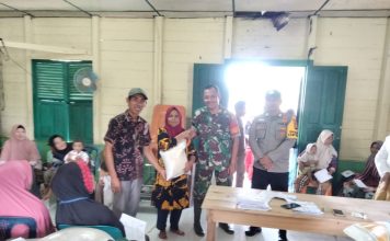 Bhabinkamtibmas Polsek Teupah Selatan Hadiri Pembagian Beras di Desa Suak Lamatan