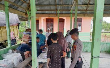 Personel Polsek Teupah Selatan Amankan Pasar Murah di Desa Labuhan Bakti