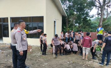 Personel Polres Simeulue Bersihkan Sekitaran Gedung SPKT yang Baru