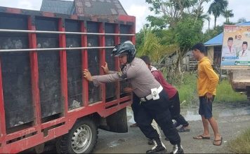 Polisi RW Polsek Alafan Bersama Dengan Warga Membantu Truck Mogok