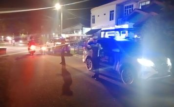 Personel Satlantas Polres Simeulue Melaksanakan Patroli Blue Light Diseputaran Kota Sinabang