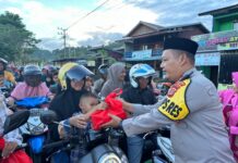 Polres Simeulue Bagikan Takzil Gratis untuk Pengguna Jalan di Simpang Kolok Desa Air Dingin
