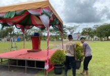 Personel Polres Simeulue Siapkan Tempat Shalat Idul Fitri di Lapangan Tatang Terawang Tungga