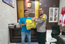 Kapolres Simeulue Serahkan Parsel Lebaran kepada Wartawan