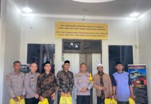 Kapolres Simeulue Memberikan Parsel kepada Ustad di Sekitar Polres Simeulue