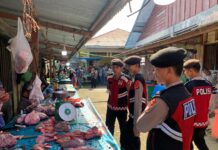Personel Sat Samapta Polres Simeulue Amankan Tradisi Meugang di Pasar Tradisional Kabupaten Simeulue