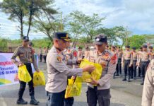 Kapolres Simeulue Bagikan Parsel Lebaran Idul Fitri 1445H/2024 kepada Seluruh Personel Polres Simeulue
