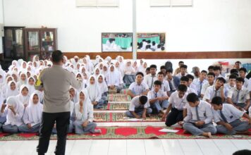 Kapolres Simeulue Sampaikan Sosialisasi Keselamatan Jalan di SMA N 1 Sinabang