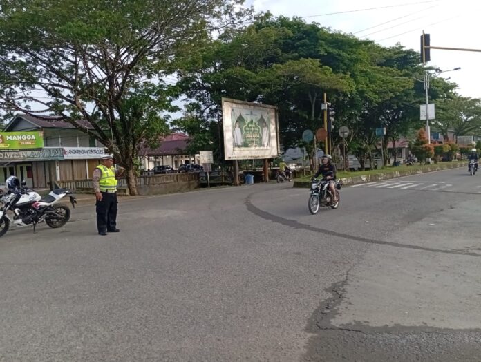 Personel Sat Lantas Polres Simeulue Melaksanakan Strong Point Pagi di Setiap Persimpangan Jalan di Kota Sinabang